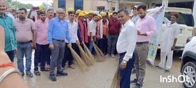 बिक्रमगंज: प्रखंड कार्यालय बिक्रमगंज के परिसर में शनिवार को चलाया गया स्वच्छता अभियान