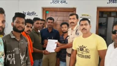 कांकेर: कांकेर बजरंग दल के कार्यकर्ताओं ने बसों की बेलगाम रफ्तार को रोकने यातायात पुलिस को सोपा ज्ञापन