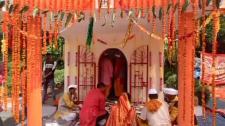 काफलीगैर: झिरौली थाने में नवनिर्मित मंदिर की हुई प्राण प्रतिष्ठा, जिला पंचायत सदस्य और एसपी रहे मौजूद
