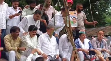 देहरादून: पूर्व सीएम हरीश रावत के नेतृत्व में कांग्रेस कार्यकर्ताओं और किसानों ने हाथीबड़कला में सरकार के खिलाफ दिया धरना
