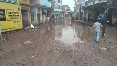 महा गठबंधन की सरकार में सड़क की हाल , आधा डूब जाता है स्कूल बस कभी भी हो सकता बड़ी दुर्घटना