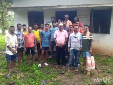 दंतेवाड़ा: आम आदमी पार्टी के कार्यकर्ताओं ने ग्राम फरसपाल में  किया डोर टू डोर जनसंपर्क अभियान