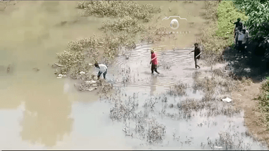 "मध्यांचल बैंक के पूर्व प्रबंधक की आत्महत्या की कोशिश, युवाओं ने नदी में बचाई जान - उचेहरा, मध्य प्रदेश" #uchehra #satnanews #satna