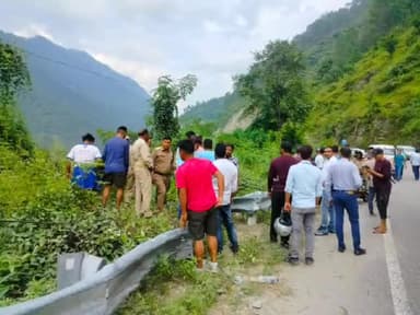 कर्णप्रयाग: बदरीनाथ हाईवे गोचर चटवापीपल पेट्रोल पंप के पास एक वाहन दुर्घटनाग्रस्त तीन व्यक्तियो को मामूली चोटे,