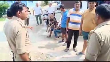 मुरादाबाद: दीनदयाल नगर में बंद पड़े गैरेज में चोरों को चोरी करते हुआ रंगे हाथों पकड़ा, किया पुलिस के हवाले