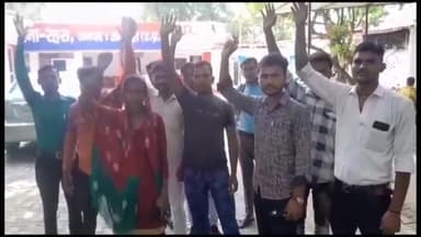 हसनपुर: रहरा थाने पर पंचायत सहायकों ने प्रदर्शन कर रोजगार सेवक पर मारपीट करने का आरोप लगाते हुए कि कार्यवाही की मांग