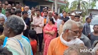 डोंगरगांव: दाऊ टोला में करंट की चपेट में आने से जान गंवाने वाले मृतक के परिवारों से विधायक छन्नी चंदू साहू ने की मुलाकात