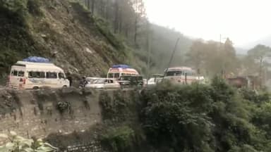 जोशीमठ: बदरीनाथ हाईवे एनएच 07 पागल नाल में करीब 3 किलोमीटर तक लगा लंबा जाम पुलिस के द्वारा जाम को खोलने का कार्य सुचारू लगातार