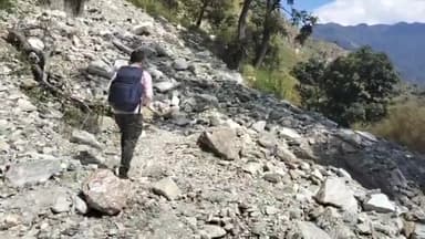 देवाल: चमोली जिले में रविवार को अभी भी 9 ग्रामीण लिंक मार्ग बंद पड़े हैं जिसके चलते ग्रामीण मीलों पैदल चलने को विवश है