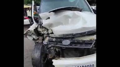 रविंद्रपुरी में कार हुई दुर्घटनाग्रस्त ट्रैक्टर और सफारी में एक्सीडेंट