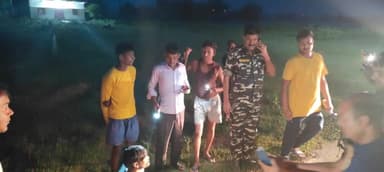 मलाह टोली गांव मै चोरी की अ घटना देने आए चोर 10 से 12 की संख्या में थे एक चोर को ग्रामीणों ने धार  को किया पुलिस हवाले