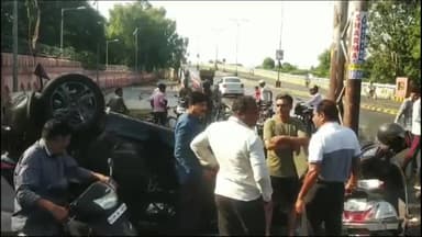 अजमेर: अलवर गेट थाना क्षेत्र मे कार का हुआ एक्सीडेंट टकराई  डिवाइडर से खाया पलटा मौके पर पहुंची पुलिस नहीं हुई कोई जन हानि