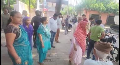 एटा: एटा PM हाउस पर महिला की मौत के बाद मोहल्ले के लोग आए देखने मायके पक्ष की महिलाएं भड़की, किया हंगामा