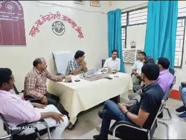 केराकत: रेहटी जलालपुर सामुदायिक स्वास्थ्य केंद्र पर अधीक्षक ने लोगों को अपने ही मोबाइल से आयुष्मान कार्ड बनाने की दी जानकारी