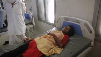 टीकमगढ़: तमोरा गांव में शौच करने गई महिला को सांप ने डसा, आनन फानन में जिला अस्पताल लेकर आए परिजन किया गया भर्ती