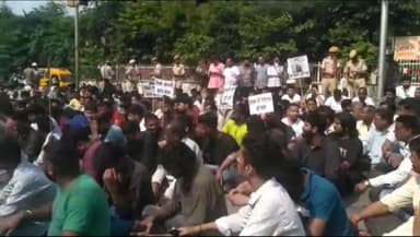 गिर्वा: भुवाणा में हुई युवक की मौत के मामले में परिजनों ने तीसरे दिन भी नहीं उठाया शव, मांगो को लेकर कलेक्ट्रेट पर किया प्रदर्शन