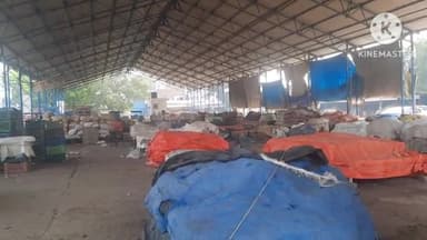 सोनीपत: आढ़तियों व मासाखोरों ने सोनीपत सब्जी मंडी को रविवार को रखा बंद, बारिश के बाद फैली कीचड़ व गंदगी को कराया साफ