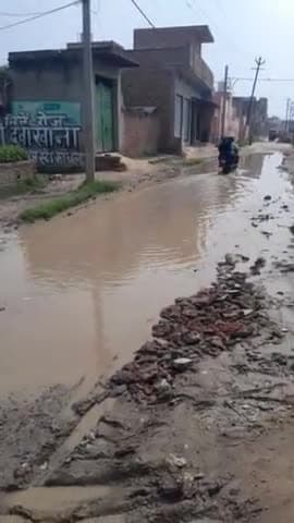 मलकपुर बिजलीघर से आगे शाम बाग के पास बारिश आते ही बहुत खराब मौसम हो जाता है आने जाने वाले लोगो को बङी दिक्कत होती है प्रधान जी सङक बनवा दो यह पर भी ध्यान दो