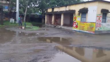 कांटी: स्वास्थ्य केंद्र कांटी में बारिश के चलते हुए जल जमाव से मरीज को आने जाने में हो रही कठिनाई