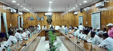 बहराइच: कलेक्ट्रेट सभागार में आगामी त्यौहार के मद्देनजर DM,SP ने की बैठक