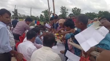 डुमरा: हवाई अड्डा मैदान में शिविर लगाकर ज़िले के विभिन्न प्रखंडों से आए 573 विकलांगों के बीच ट्राई-साइकिल का किया गया वितरण