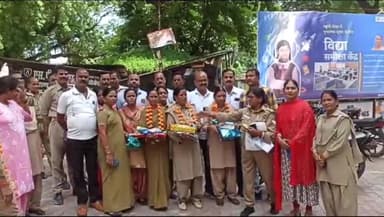 बहराइच: कलेक्ट्रेट परिसर में तीन महिला होमगार्ड के रिटायरमेंट के अवसर पर विदाई समारोह का किया गया आयोजन