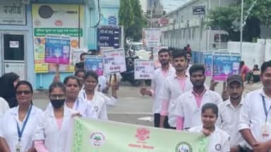 डुमरा: सदर अस्पताल में कैंप लगाकर आयुष्मान भारत के लाभार्थियों को दी गई जानकारी