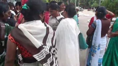 बलरामपुर समाचार वेतन बढ़ोतरी की मांग को लेकर आशा बहूओ ने कलेक्ट्रेट में किया प्रदर्शन जिलाधिकारी बलरामपुर को दिया ज्ञापन बताते चलें कि जिला अध्यक्ष ललिता तिवारी ने कहा कि हम सरकार से मांग करते हैं कि हमारा इतना कम वेतन में कुछ नहीं हो पाता