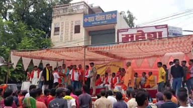 बलरामपुर समाचार गणेश प्रतिमा विसर्जन कार्यक्रम संपन्न प्रतिमा को विसर्जन के लिए ले जाने के लिए सदर विधायक पलटू राम ने हरी झंडी दिखाकर रवाना किया इस अवसर पर विधायक कैलाश नाथ शुक्ला आदर्श नगर पालिका परिषद के अध्यक्ष डॉ धीरेंद्र प्रताप सिंह