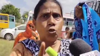 सीकर: जिला स्टेडियम के बाहर हरियाणा से आई महिलाओं ने किया हंगामा, झूठ बोलकर रैली में लाने का लगाया आरोप