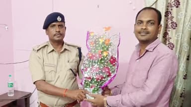 फतवा थाना में आया नया थाना प्रभारी जय शंकर प्रसाद को लोगों ने गुलदस्ता देकर किया स्वागत