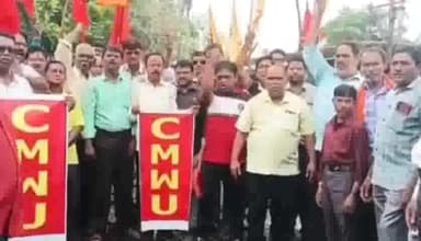 निरसा/चिरकुंडा: BCCL एरिया 12 दहीबाड़ी परियोजना में संयुक्त मोर्चा के बैनर तले प्रबंधन के खिलाफ यूनियन द्वारा की गई नारेबाज़ी