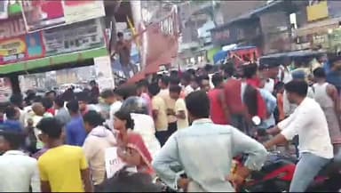 महुआ: महुआ बाजार के गांधी चौक पर सोमवार को कार से ठेला में ठोकर लगने के बाद अफरा तफरी का माहौल