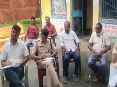 दरौंधा: भिखाबांध में महावीरी अखाड़ा को लेकर बीडीओ एवं थाना अध्यक्ष ने लाइसेंस धारियों के साथ की बैठक