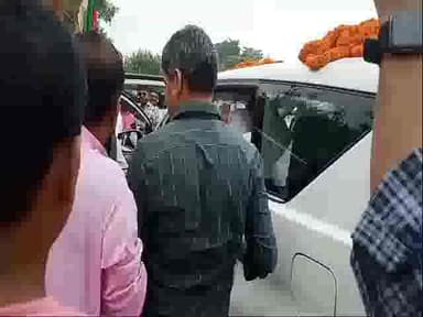 दरौंधा: लीला शाह पोखरा के समीप भाजपा के राष्ट्रीय महामंत्री विनोद तावड़े ने कार्यकर्ताओं से की मुलाकात