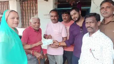 डौण्डी: ग्राम बकलीटोला में 80 वर्ष के बुजुर्ग रामाधार साहू को जनपद सदस्य संजय बैंस ने दिलाई 30 माह से रुका हुआ पेंशन की राशि