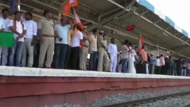 కొండపి: సింగరాయకొండ రైల్వే స్టేషన్లో ఆగిన విజయవాడ చెన్నై వందే భారత్ ఎక్స్ ప్రెస్ రైలు