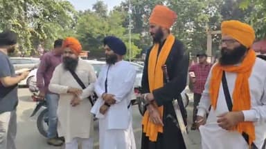 करनाल: बेअदबी मामले में लघु सचिवालय के सामने सिख समाज ने दी हड़ताल की धमकी, DSP व SHO ने मांगा समय