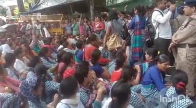 देहरादून: मानदेय बढ़ाने को लेकर आंगनबाड़ी कार्यकत्रियों ने मुख्यमंत्री आवास किया कूच, पुलिस ने हाथीबड़कला में रोका