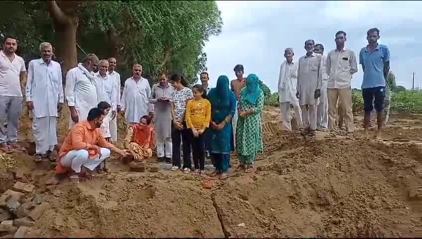 #पोहड़का (ऐलनाबाद) में चिलकनी माईनर के विस्तारीकरण कार्य का शुभारंभ अवसर। करीब 50 साल बाद, 2000 एकड़ जमीन सिंचित होगी।