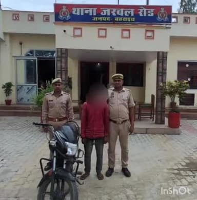 कैसरगंज: मोटरसाइकिल चोरी करके नंबर प्लेट बदल कर मोटरसाइकिल ले जाते समय जरवल रोड पुलिस ने एक अभियुक्त को किया गिरफ्तार