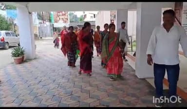 ସମ୍ବଲପୁର ମ୍ୟୁନିସିପାଲଟି: ଯୁଜୁମୁରା ଆଦର୍ଶ ବିଦ୍ୟାଳୟରେ ବସ ସେବା ଯୋଗାଇଦେବା ନିମନ୍ତେ ଅତିରିକ୍ତ ଜିଲ୍ଲାପାଳଙ୍କୁ ଦାବିପତ୍ର ପ୍ରଦାନ