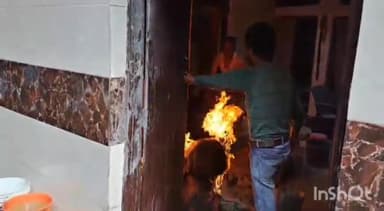 एटा: नई बस्ती के एक घर में संदिग्ध परिस्थितियों में सिलेंडर में भीषण आग लगने से मची अफरा-तफरी, मौके पर पहुंची फायर ब्रिगेड