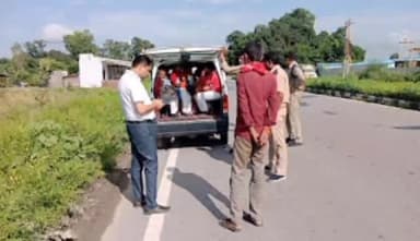 करनैलगंज: क्षेत्र में ओवरलोड वाहनों पर एआरटीओ ने कसा शिकंजा, धरपकड़ से वाहन स्वामियों में मचा हड़कंप