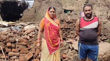 बरबीघा: पिछले चार दिनों से रुक-रुक कर हो रही बारिश के कारण सर्वा गांव में गरीब परिवार का गिरा मकान, बेघर हुआ परिवार