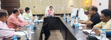 कांकेर: कलेक्टोरेट के सभा कक्ष में समय सीमा बैठक में कलेक्टर ने दिए नवाचार के निर्देश