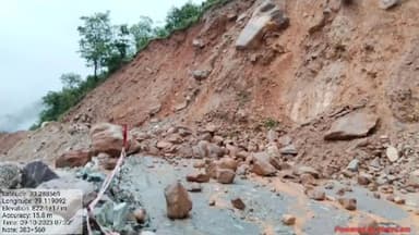 कर्णप्रयाग: जनपद चमोली की प्रवेश सीमा कमेडामे भूस्खलन से क्षतिग्रस्त बद्रीनाथराष्ट्रीय राजमार्ग पर वाहनो की आवाजाही जोखिमभरी बनी है