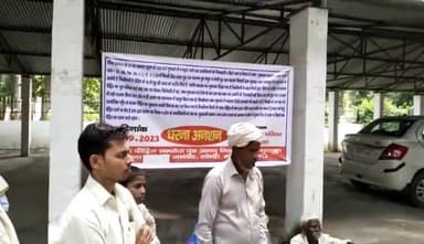 करनैलगंज: गुरसड़ा गांव निवासी पीड़ित परिवार बैठा धरने पर,पुलिस पर तहरीर चेंज करने का लगाया आरोप