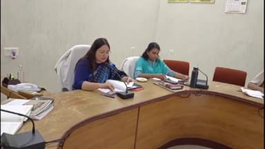 गोंडा: गोंडा कलेक्ट्रेट सभागार में डीएम ने करी बैठक प्लास्टिक कचरे की रोकथाम के लिए दिया आवश्यक निर्देश