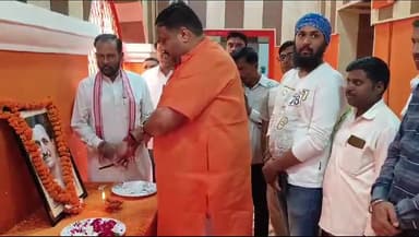 बलरामपुर समाचार आदर्श नगर पालिका परिषद में मनाया गया बीजेपी संस्थापक पंडित दीनदयाल उपाध्याय का जयंती समारोह आदर्श नगर पालिका परिषद के अध्यक्ष डॉ धीरेंद्र प्रताप सिंह धीरू ने अपने नगर पालिका परिषद के अधिकारियों कर्मचारियों सभासदों के साथ दीन